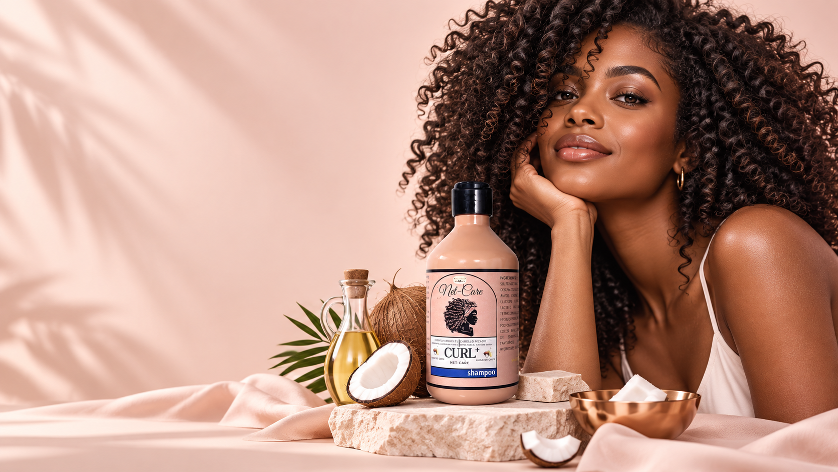 Mujer negra con rizos definidos y el cuidado Net-Care CurlyPlus