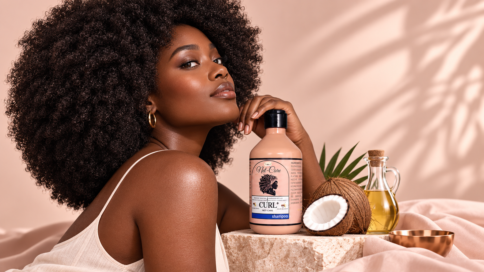 Mujer negra con cabello afro 4B y 4C y el cuidado Net-Care CurlyPlus